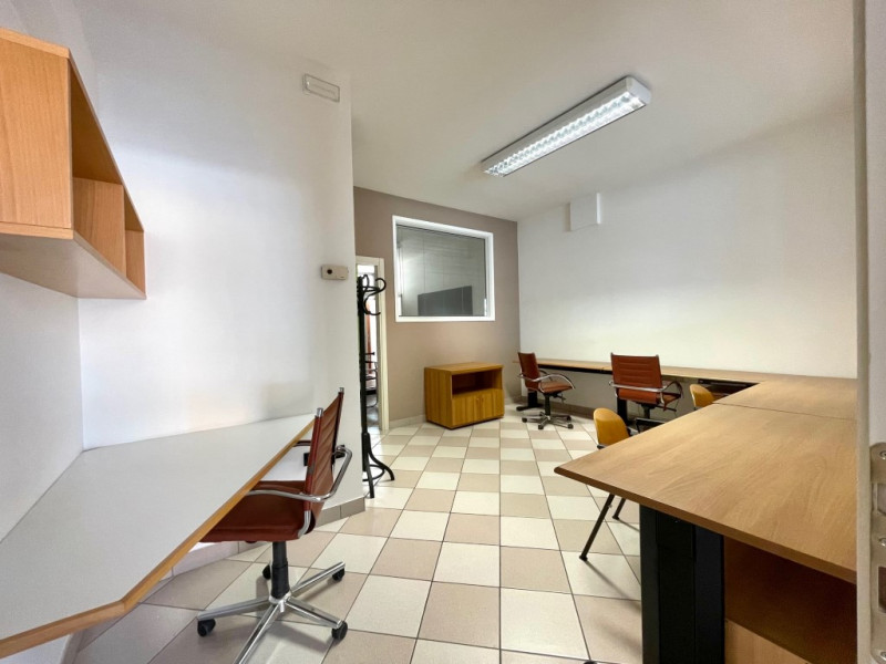 A 5 Km da Montebelluna, in centro a Trevignano, affittiamo ufficio ben
tenuto con vetrina.

Acces...