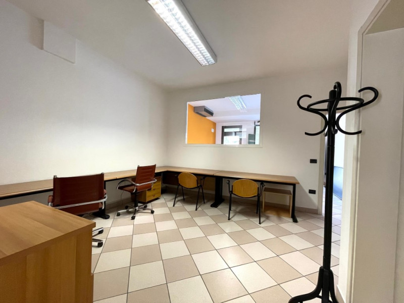 A 5 Km da Montebelluna, in centro a Trevignano, affittiamo ufficio ben
tenuto con vetrina.

Acces...