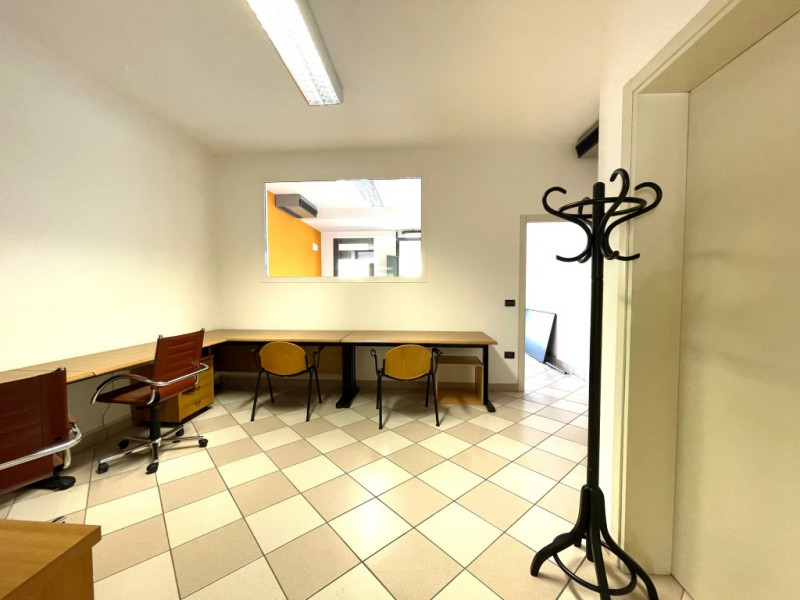 A 5 Km da Montebelluna, in centro a Trevignano, affittiamo ufficio ben
tenuto con vetrina.

Acces...