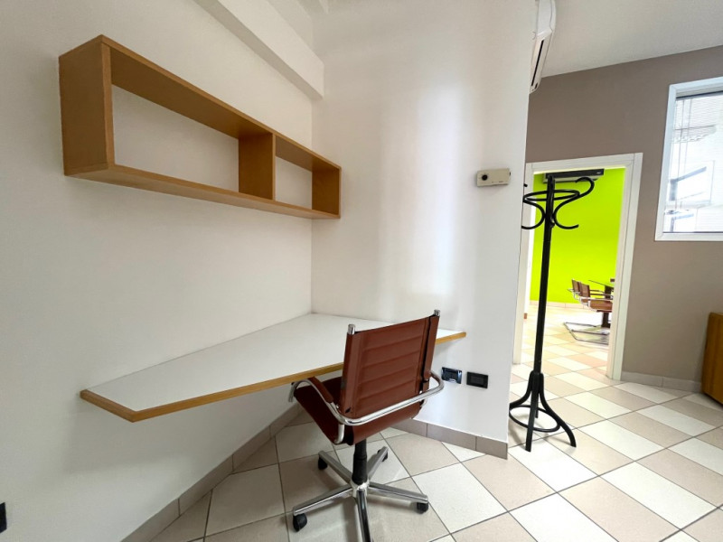 A 5 Km da Montebelluna, in centro a Trevignano, affittiamo ufficio ben
tenuto con vetrina.

Acces...