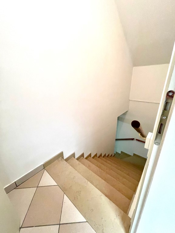 A 5 Km da Montebelluna, in centro a Trevignano, affittiamo ufficio ben
tenuto con vetrina.

Acces...