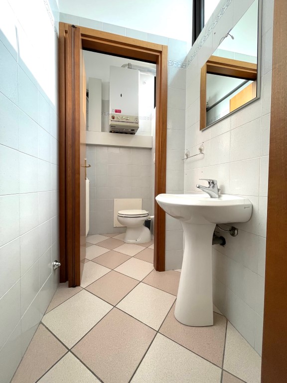 A 5 Km da Montebelluna, in centro a Trevignano, affittiamo ufficio ben
tenuto con vetrina.

Acces...