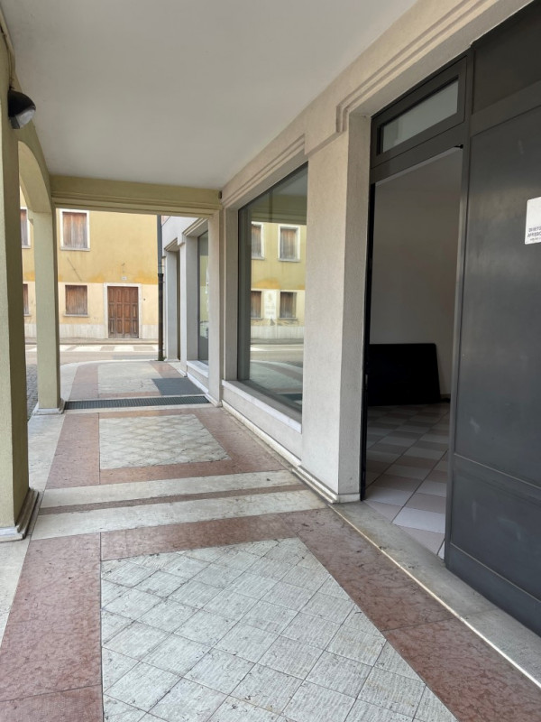 A 5 Km da Montebelluna, in centro a Trevignano, affittiamo ufficio ben
tenuto con vetrina.

Acces...