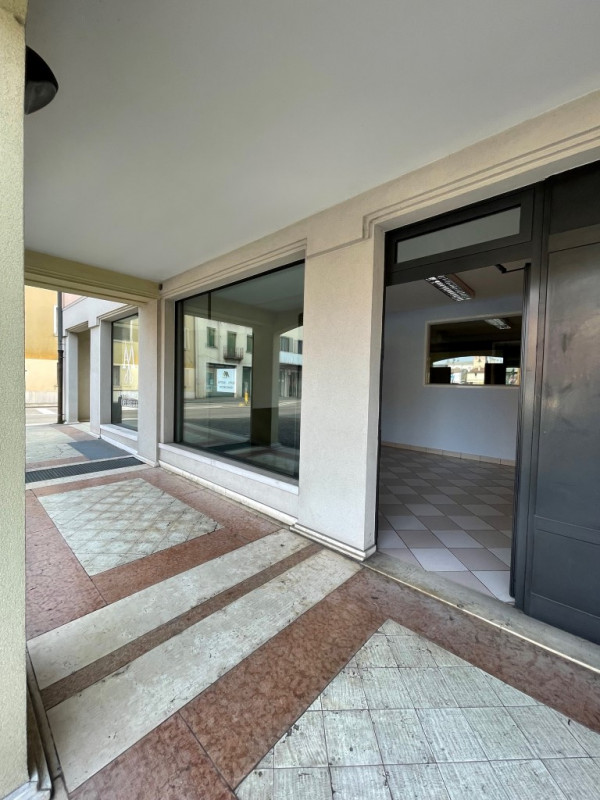 A 5 Km da Montebelluna, in centro a Trevignano, affittiamo ufficio ben
tenuto con vetrina.

Acces...