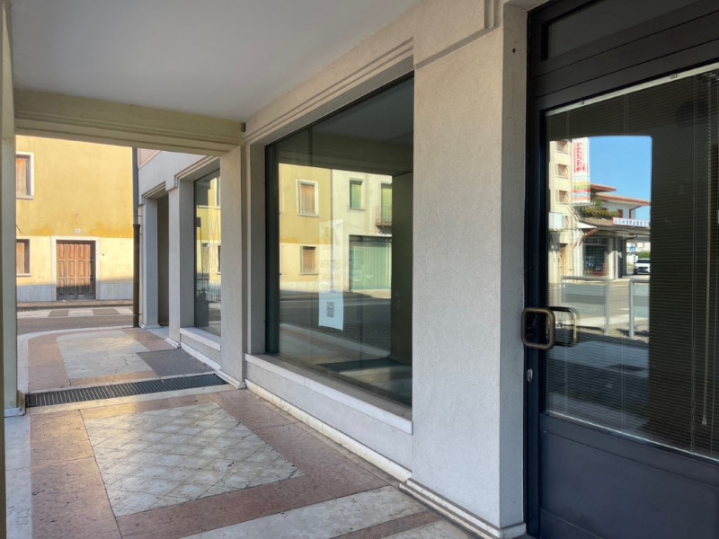 A 5 Km da Montebelluna, in centro a Trevignano, affittiamo ufficio ben
tenuto con vetrina.

Acces...