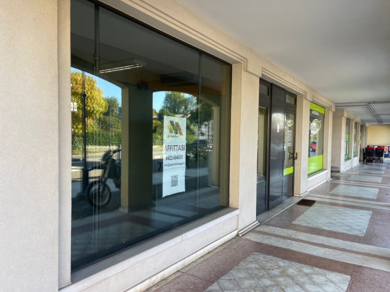 A 5 Km da Montebelluna, in centro a Trevignano, affittiamo ufficio ben
tenuto con vetrina.

Acces...