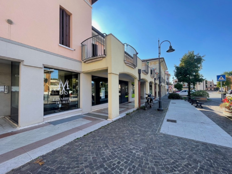 A 5 Km da Montebelluna, in centro a Trevignano, affittiamo ufficio ben
tenuto con vetrina.

Acces...