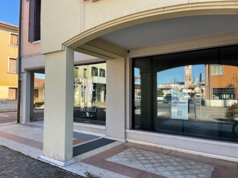 A 5 Km da Montebelluna, in centro a Trevignano, affittiamo ufficio ben
tenuto con vetrina.

Acces...