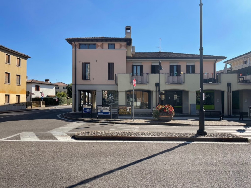 A 5 Km da Montebelluna, in centro a Trevignano, affittiamo ufficio ben
tenuto con vetrina.

Acces...