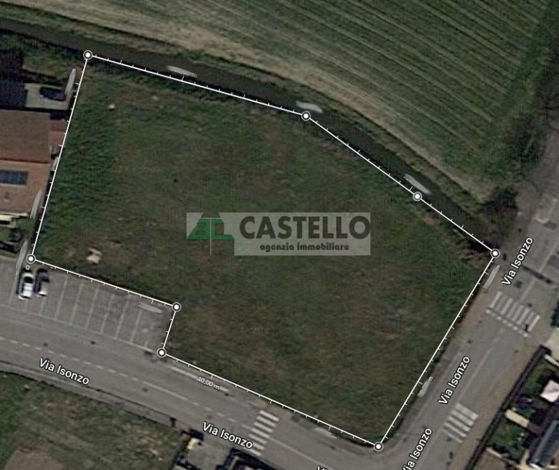 Proponiamo in vendita un lotto di terreno edificabile di circa 2.500 mq, situato in una zona tran...