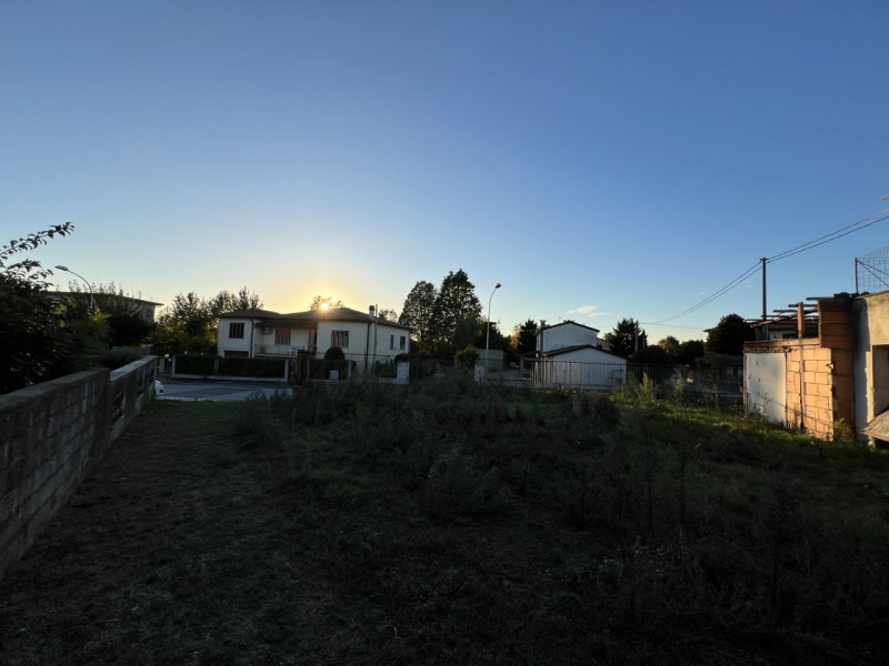 In pieno centro a Pozzonovo, proponiamo in esclusiva intero palazzo con scoperto esclusivo e dopp...