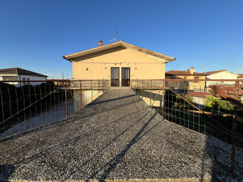 In pieno centro a Pozzonovo, proponiamo in esclusiva intero palazzo con scoperto esclusivo e dopp...