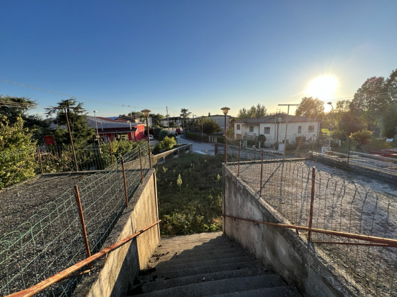 In pieno centro a Pozzonovo, proponiamo in esclusiva intero palazzo con scoperto esclusivo e dopp...