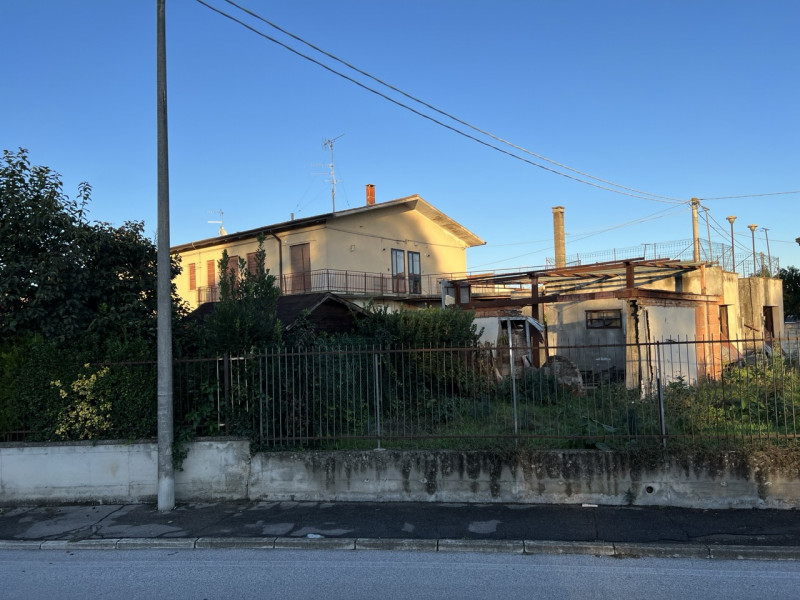 In pieno centro a Pozzonovo, proponiamo in esclusiva intero palazzo con scoperto esclusivo e dopp...