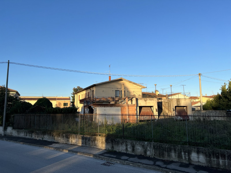 In pieno centro a Pozzonovo, proponiamo in esclusiva intero palazzo con scoperto esclusivo e dopp...