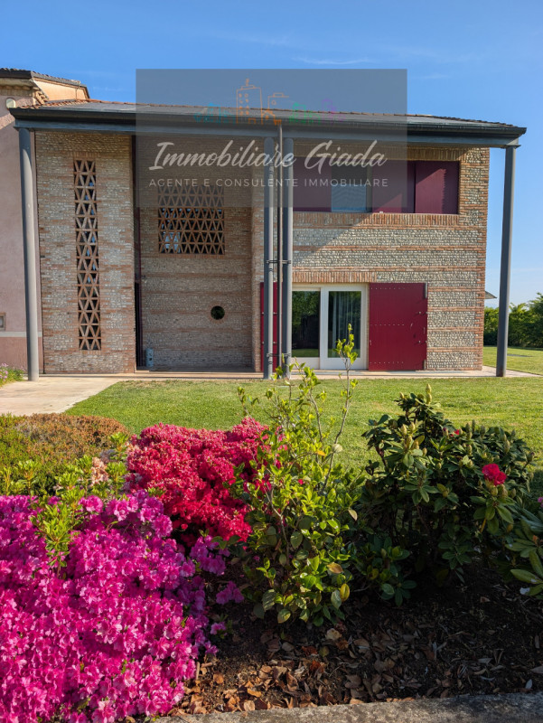 Prestigiosa porzione di edificio colonico completamente ristrutturata, inserita in un contesto es...