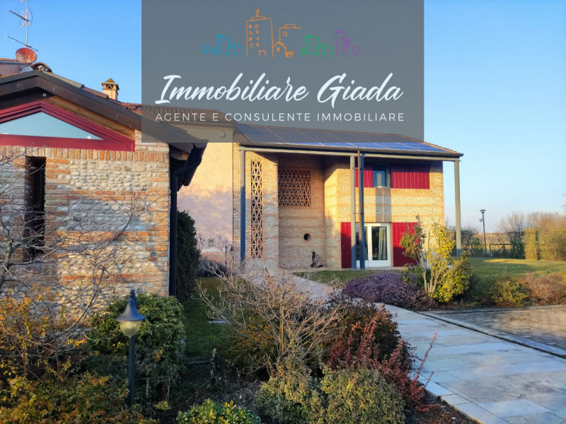 Prestigiosa porzione di edificio colonico completamente ristrutturata, inserita in un contesto es...