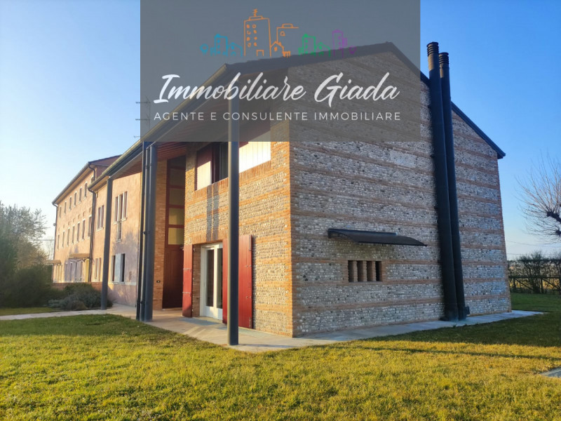 Prestigiosa porzione di edificio colonico completamente ristrutturata, inserita in un contesto es...