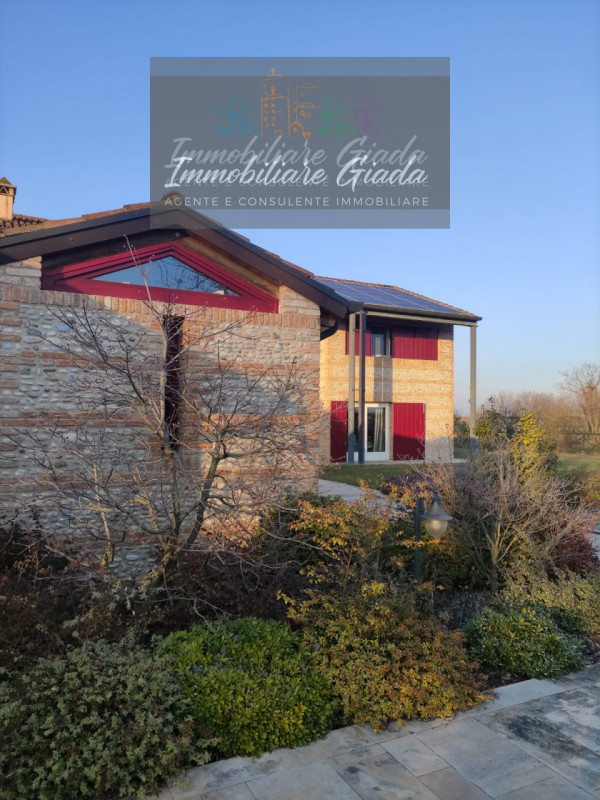 Prestigiosa porzione di edificio colonico completamente ristrutturata, inserita in un contesto es...