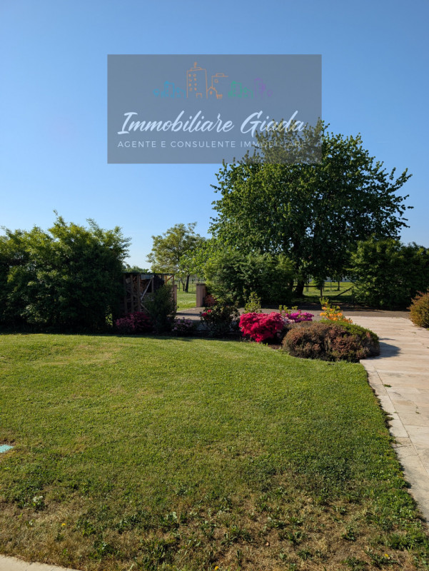 Prestigiosa porzione di edificio colonico completamente ristrutturata, inserita in un contesto es...