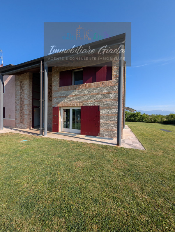 Prestigiosa porzione di edificio colonico completamente ristrutturata, inserita in un contesto es...