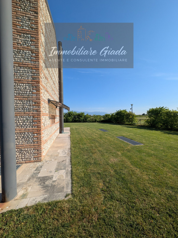 Prestigiosa porzione di edificio colonico completamente ristrutturata, inserita in un contesto es...