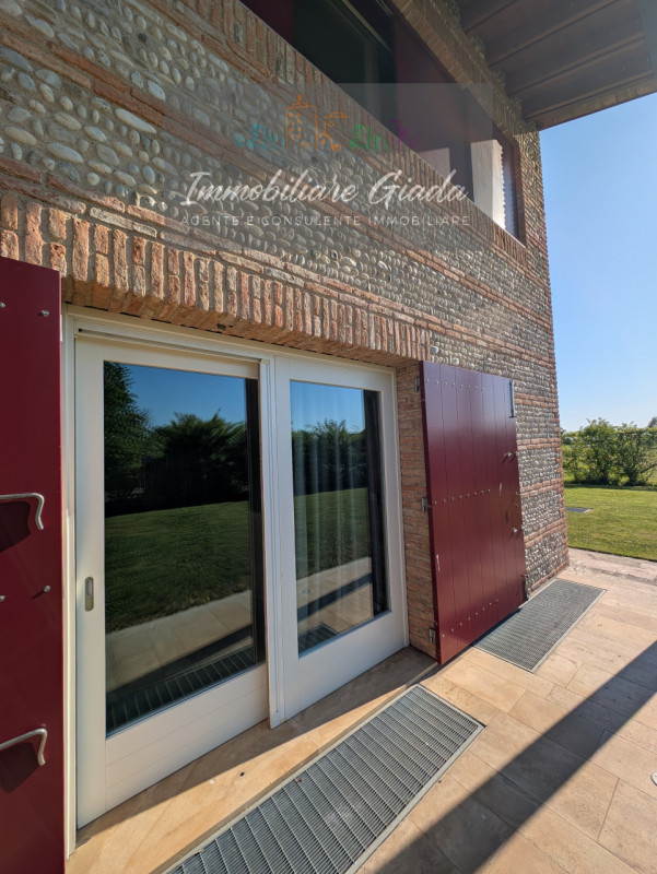 Prestigiosa porzione di edificio colonico completamente ristrutturata, inserita in un contesto es...