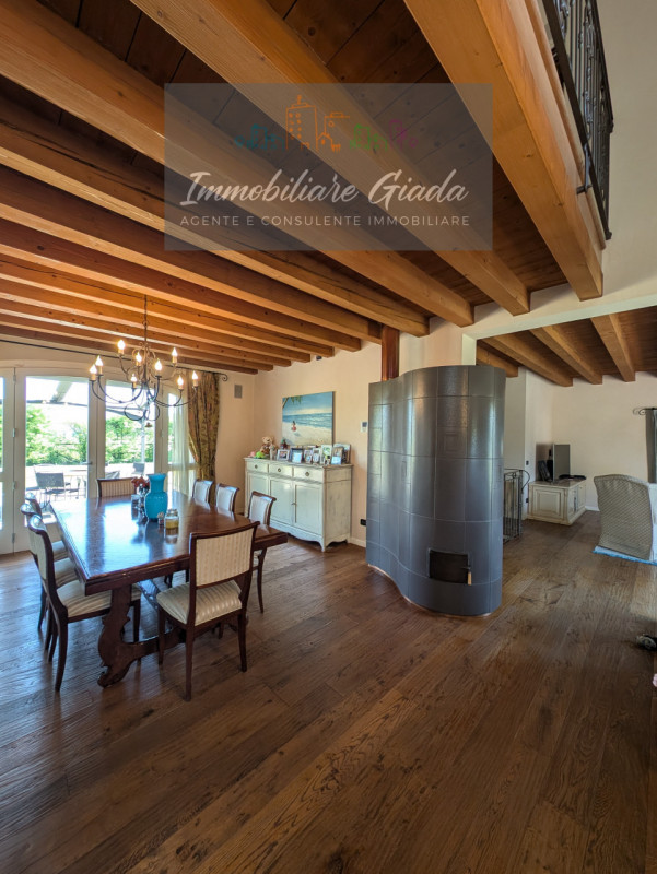 Prestigiosa porzione di edificio colonico completamente ristrutturata, inserita in un contesto es...