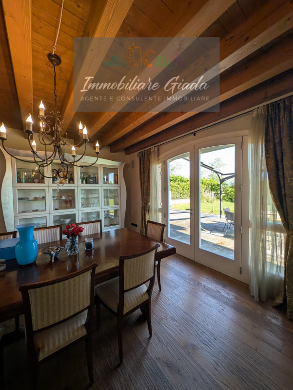 Prestigiosa porzione di edificio colonico completamente ristrutturata, inserita in un contesto es...