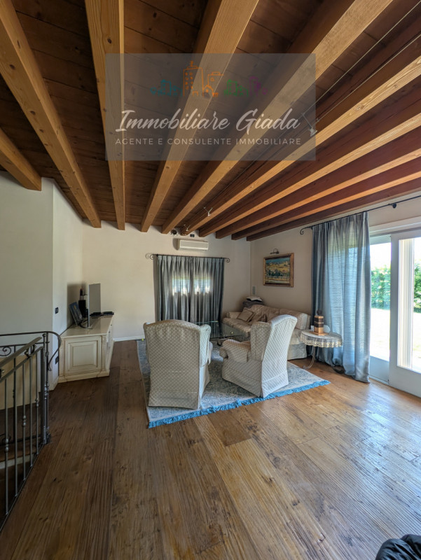 Prestigiosa porzione di edificio colonico completamente ristrutturata, inserita in un contesto es...