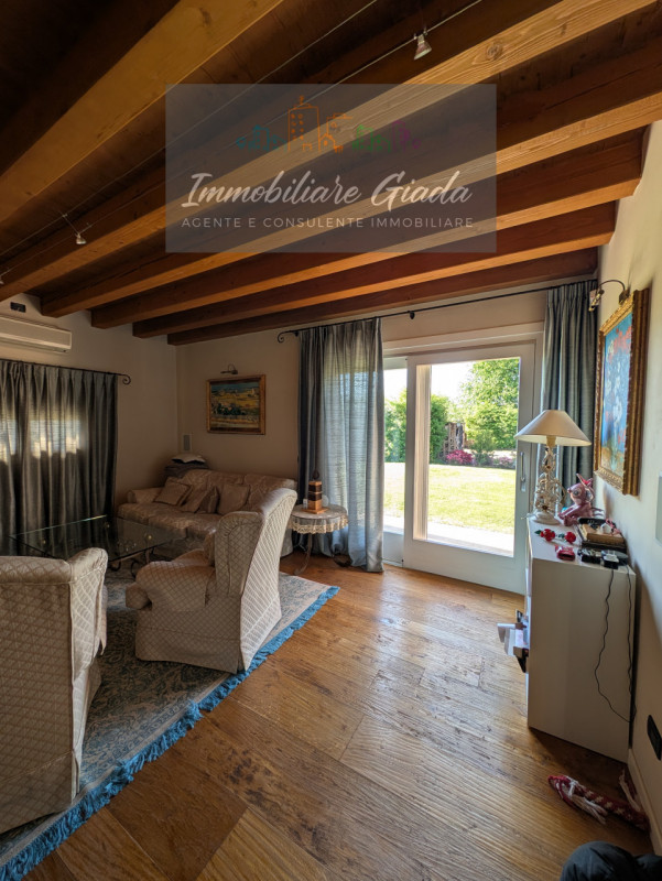 Prestigiosa porzione di edificio colonico completamente ristrutturata, inserita in un contesto es...