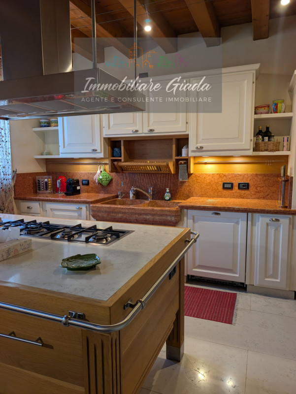 Prestigiosa porzione di edificio colonico completamente ristrutturata, inserita in un contesto es...