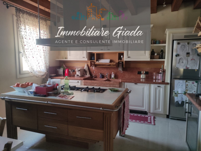 Prestigiosa porzione di edificio colonico completamente ristrutturata, inserita in un contesto es...