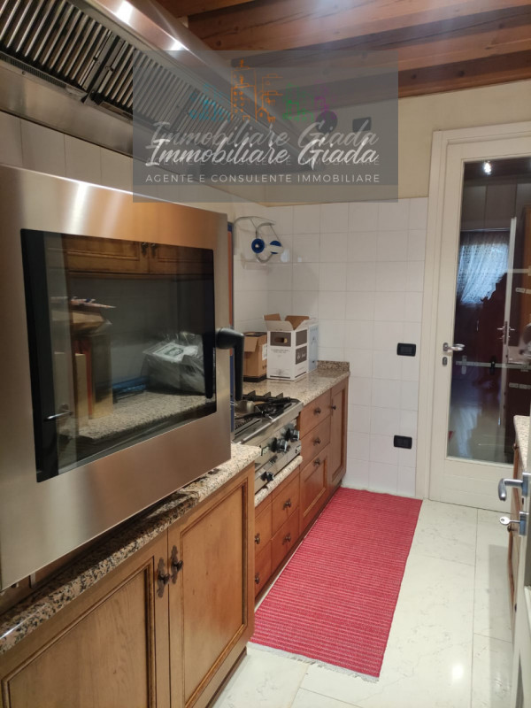 Prestigiosa porzione di edificio colonico completamente ristrutturata, inserita in un contesto es...