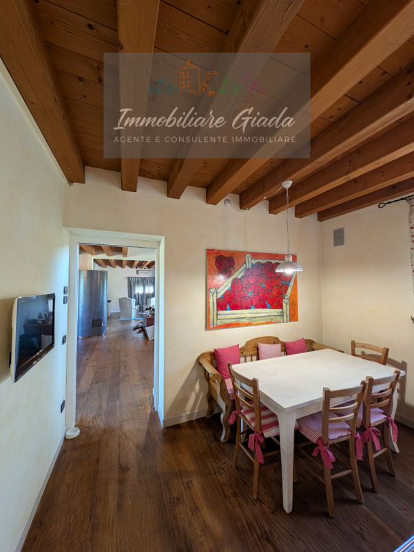 Prestigiosa porzione di edificio colonico completamente ristrutturata, inserita in un contesto es...