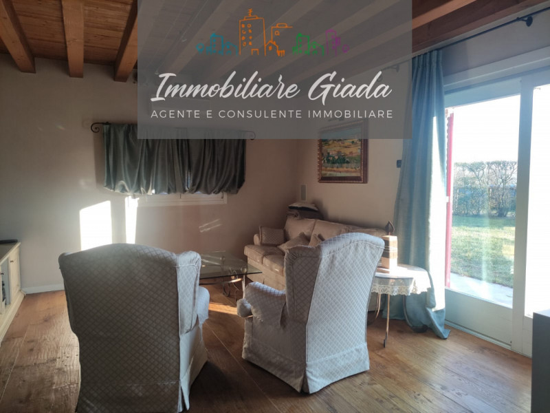 Prestigiosa porzione di edificio colonico completamente ristrutturata, inserita in un contesto es...