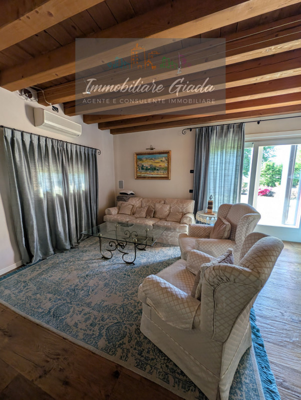 Prestigiosa porzione di edificio colonico completamente ristrutturata, inserita in un contesto es...