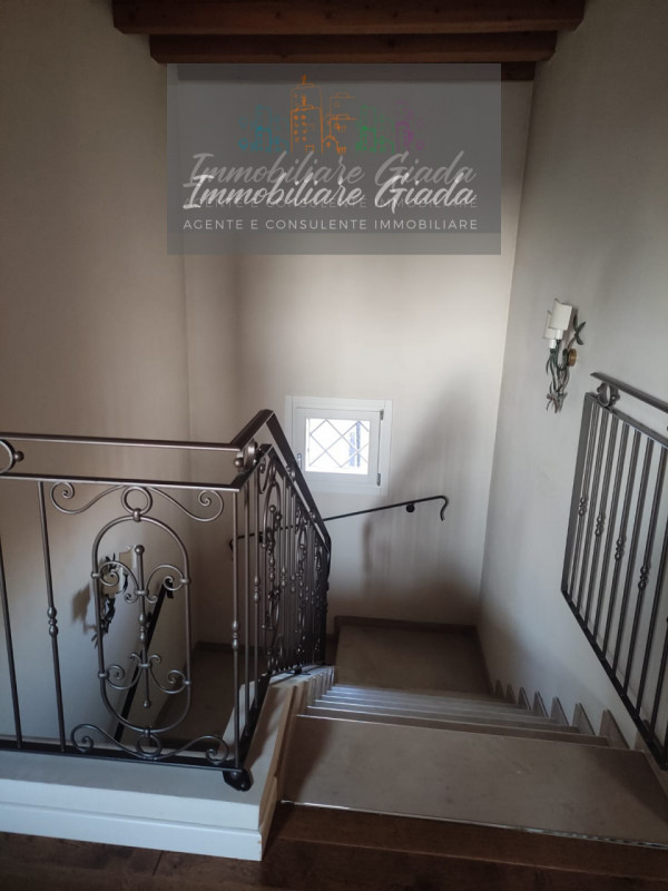 Prestigiosa porzione di edificio colonico completamente ristrutturata, inserita in un contesto es...