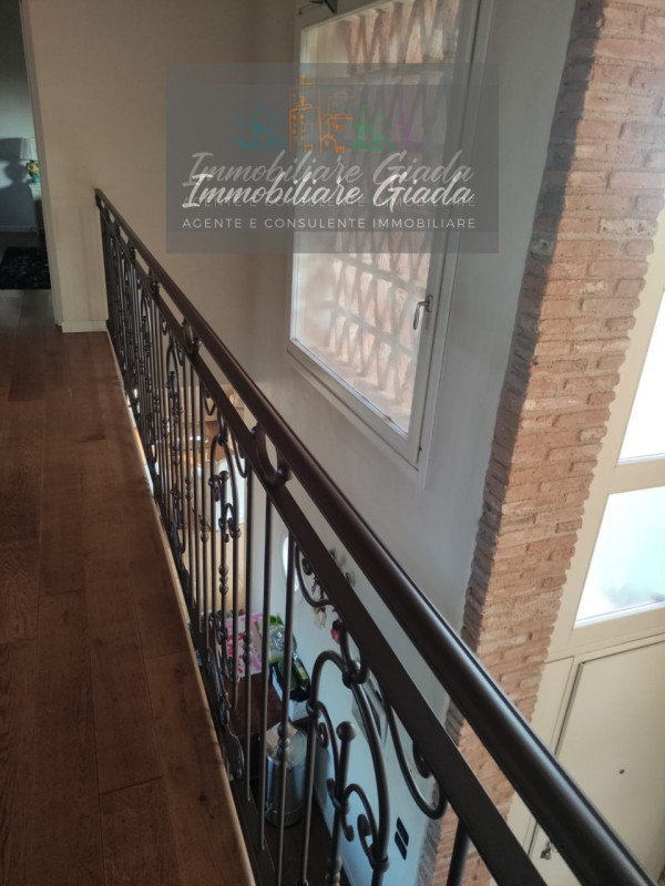 Prestigiosa porzione di edificio colonico completamente ristrutturata, inserita in un contesto es...