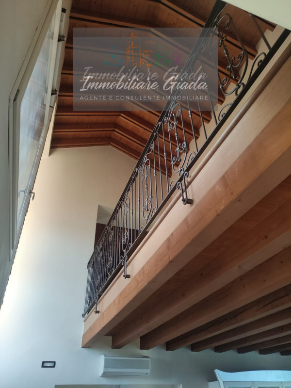 Prestigiosa porzione di edificio colonico completamente ristrutturata, inserita in un contesto es...