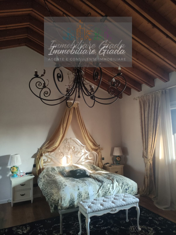 Prestigiosa porzione di edificio colonico completamente ristrutturata, inserita in un contesto es...