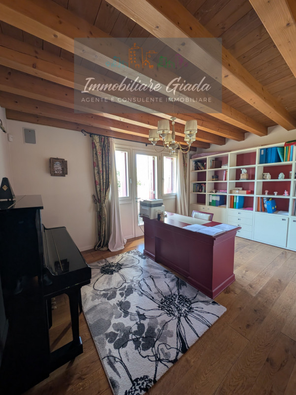 Prestigiosa porzione di edificio colonico completamente ristrutturata, inserita in un contesto es...