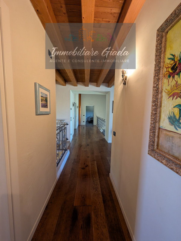 Prestigiosa porzione di edificio colonico completamente ristrutturata, inserita in un contesto es...