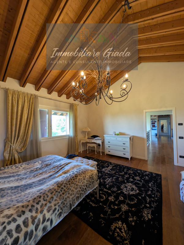 Prestigiosa porzione di edificio colonico completamente ristrutturata, inserita in un contesto es...