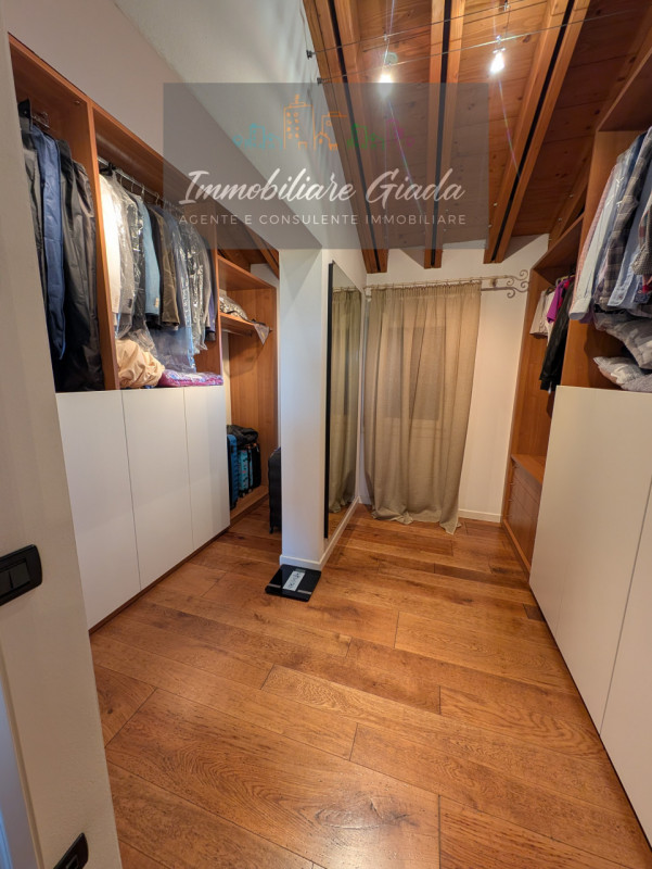 Prestigiosa porzione di edificio colonico completamente ristrutturata, inserita in un contesto es...