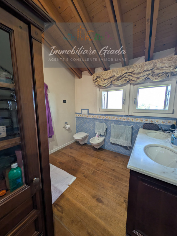 Prestigiosa porzione di edificio colonico completamente ristrutturata, inserita in un contesto es...