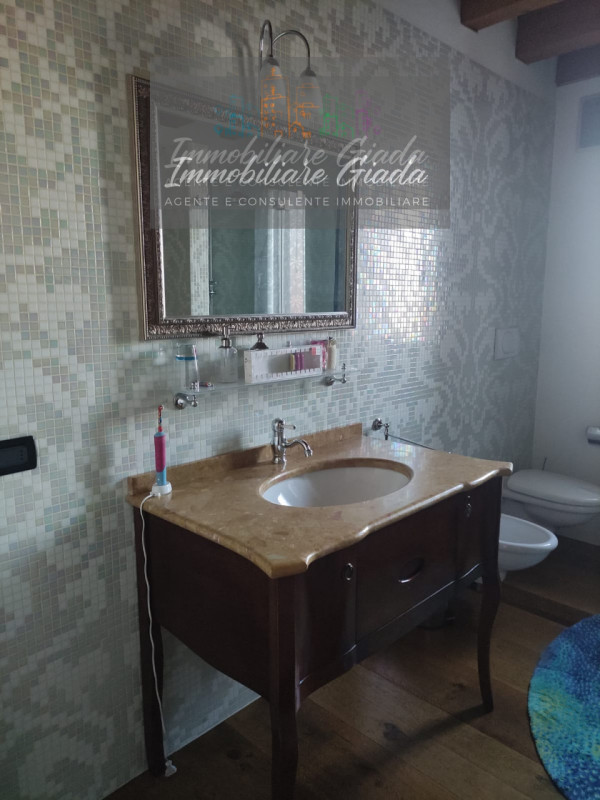 Prestigiosa porzione di edificio colonico completamente ristrutturata, inserita in un contesto es...