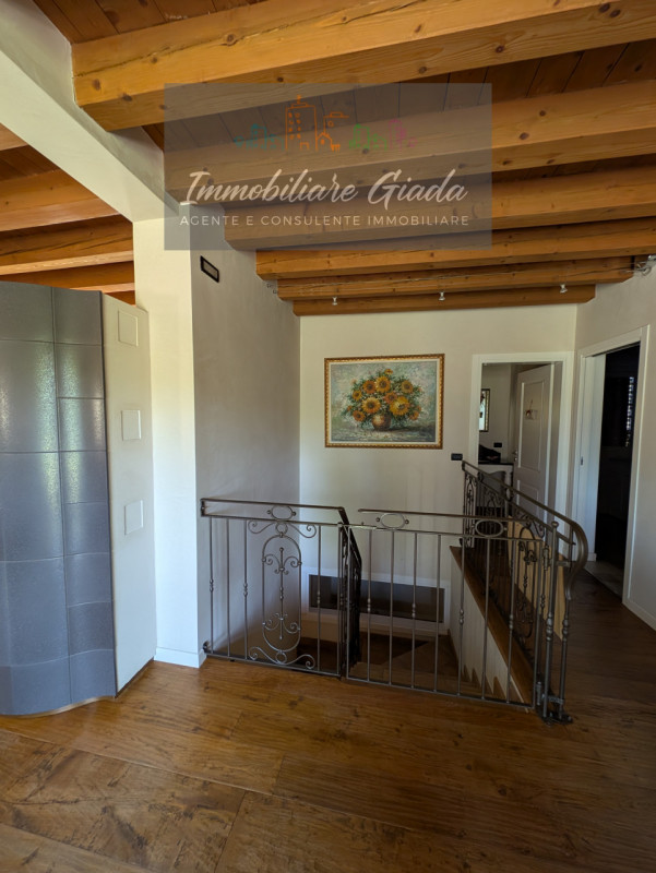 Prestigiosa porzione di edificio colonico completamente ristrutturata, inserita in un contesto es...