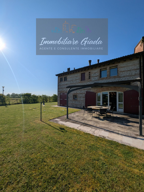 Prestigiosa porzione di edificio colonico completamente ristrutturata, inserita in un contesto es...