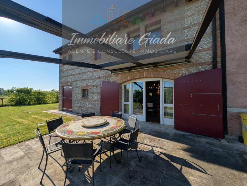 Prestigiosa porzione di edificio colonico completamente ristrutturata, inserita in un contesto es...